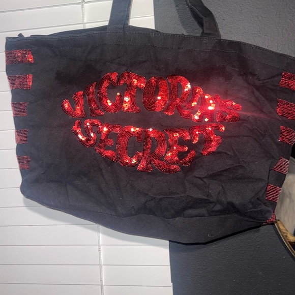 ♥️❤️🖤 Victoria's Secret Black & Red Sequin
Weekender Bag ❤️🖤♥️ - Picture 2 of 8